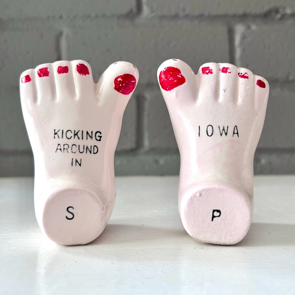VINTAGE Quirky Feet & Toes Kicking Around in Iowa Salt & Pepper Shaker Set Pair - Picture 2 of 8